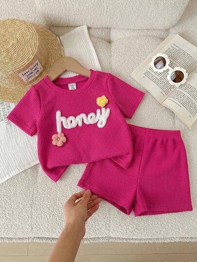 SHEIN LMoss Kids 2件套女婴可爱字母花卉刺绣短袖上衣和松紧腰短裤套装