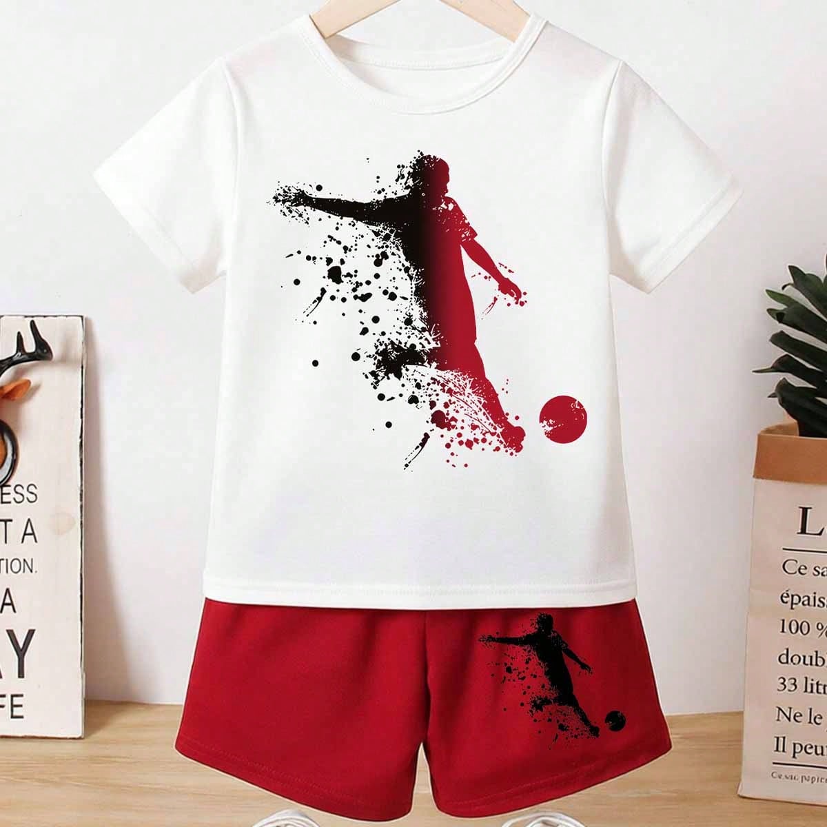 Set de 2 piezas de camiseta de manga corta con estampado de silueta de jugador de fútbol y puntos, y pantalones cortos para niños pequeños, atuendo