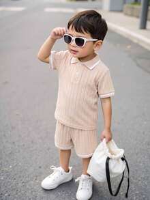 SHEIN Streecool Kids 2件組小男孩對比飾邊羅紋 Polo 衫與短褲休閒套裝 2 件套(4-7歲)，針織米色夏季運動套裝 - 杏色 - 查看 4