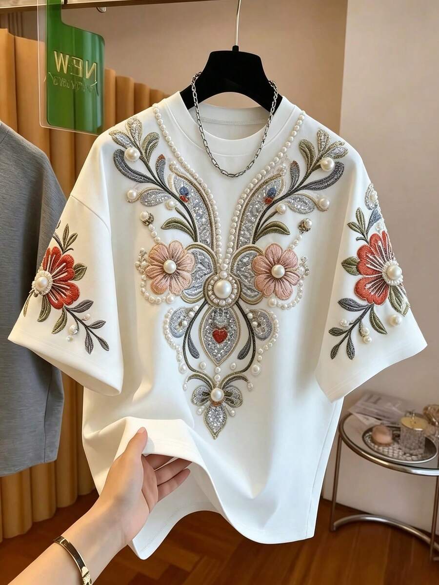 Franclia Camiseta de mujer, bordado falso, camiseta con estampado gráfico decorado con perlas falsas, camiseta holgada de cuello redondo y manga murciélago, camiseta elegante de mujer, adecuada para uso diario y citas, top de manga corta de mujer, top con patrón de diamantes de perlas, top de verano de mujer, camiseta con patrón de bordado falso - Blanco - Ver 1