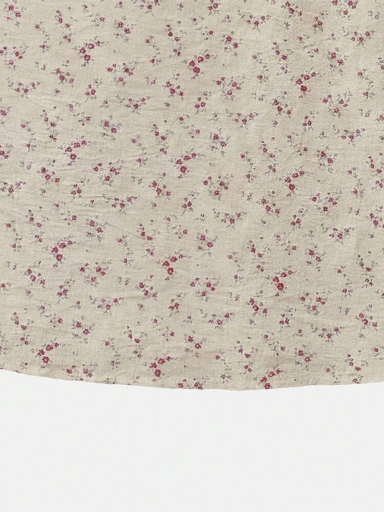 Robe mini fleurie crème avec buste froncé et bretelles spaghetti. Robe d'été et de printemps mignonne, douce et féminine pour les vacances. Robe de style français