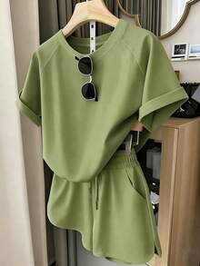 Resyla 大码女装套装，户外、度假及运动服饰，绿色清新百搭，优雅风格，适合返校季、街头摄影、居家及办公穿着，大码T恤短裤套装 - 綠色 - 查看 1