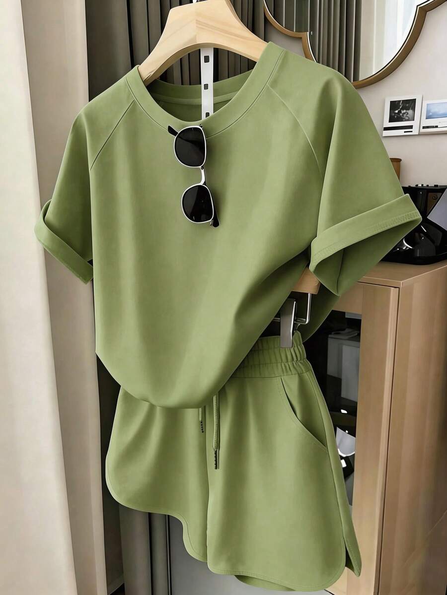 Resyla 大码女装套装,户外、度假及运动服饰,绿色清新百搭,优雅风格,适合返校季、街头摄影、居家及办公穿着,大码T恤短裤套装 - 綠色 - 查看 1