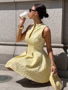 Siren Gaze Vestido elegante y chic de color amarillo con textura de jacquard floral, cuello alto sin mangas, mini vestido para verano e invierno, atuendos de viaje, estilo influyente, fiesta - Amarillo claro - Ver 7