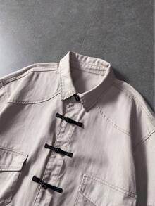 ROMWE MEN Street Life Áo sơ mi denim nam tay ngắn, cài nút đơn giản, có túi nắp, thích hợp cho mùa hè. - Màu be - Xem 6