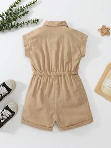 SHEIN Genkimix Kids 儿童夏季连体衣，简约百搭设计。翻领短袖，双胸袋装饰，时尚百搭，适合春夏日常穿着、外出和度假。 - 卡其色 - 查看 2