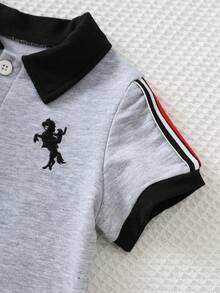 Cozy Pixies 男婴两件套 Polo 衫套装：灰色针织上衣和黑色短裤，可爱休闲学院风条纹 Polo 衫和白色短裤套装，经典 Logo，适合生日派对、晚宴、演出、婚礼、迎婴派对、一周岁生日庆祝等场合。 - 黑色 - 查看 5