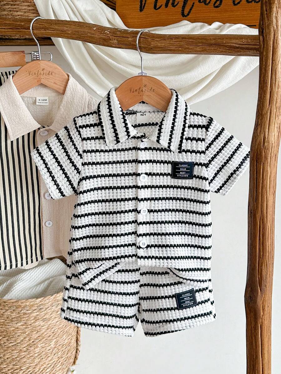 SHEIN Vintaside Kids 2件組 嬰幼兒男童黑白格紋條紋翻領襯衫 & 短褲復古休閒夏季度假假日學院風套裝 - 黑與白 - 查看 1