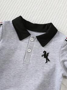 Cozy Pixies 男婴两件套 Polo 衫套装：灰色针织上衣和黑色短裤，可爱休闲学院风条纹 Polo 衫和白色短裤套装，经典 Logo，适合生日派对、晚宴、演出、婚礼、迎婴派对、一周岁生日庆祝等场合。 - 黑色 - 查看 11