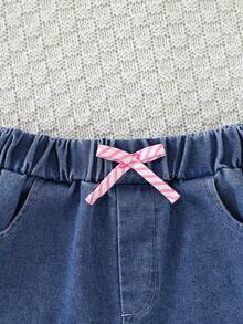 SHEIN Explorewe 这款三件套复古甜美休闲女童套装，采用柔软梭织面料，饰有可爱的粉色蝴蝶结和条纹数码印花图案；白色长袖衬衫，纽扣前开襟，面料舒适柔软；粉色无袖针织露脐上衣，可叠穿；搭配浅蓝色时尚牛仔短裤，适合日常穿着、上学、外出、度假、聚会和节日等场合。 - 粉色 - 查看 5