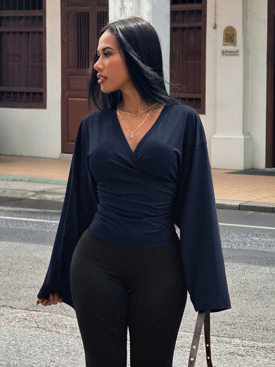 Slaydiva Áo thun nữ màu nâu sẫm, thích hợp cho đầu xuân, lễ hội âm nhạc xuân hè, ngày Valentine, lễ Phục Sinh, phong cách thường ngày đơn giản và cơ bản, phong cách đường phố Y2K ngọt ngào, quyến rũ, du lịch trên tàu biển, hẹn hò hàng ngày, phong cách cô gái nóng bỏng, tiệc tùng gợi cảm, cổ áo xếp lớp, cổ chữ V, tay áo rộng, trễ vai, tay dài, dáng ôm, màu nâu sẫm. - Màu xanh hải quân - Xem 1