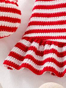 SHEIN Playful Pals 嬰幼女童 0-3歲可愛紅白條紋夏季度假無袖洋裝 3D花卉鳳梨條紋紋理套裝附斜背包 - 紅色 - 查看 5