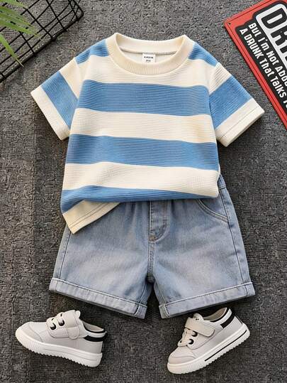 SHEIN Bộ đồ 2 món cho bé trai/bé gái mùa xuân/hè, gồm áo thun ngắn tay kẻ sọc và quần short denim, trang phục đường phố.