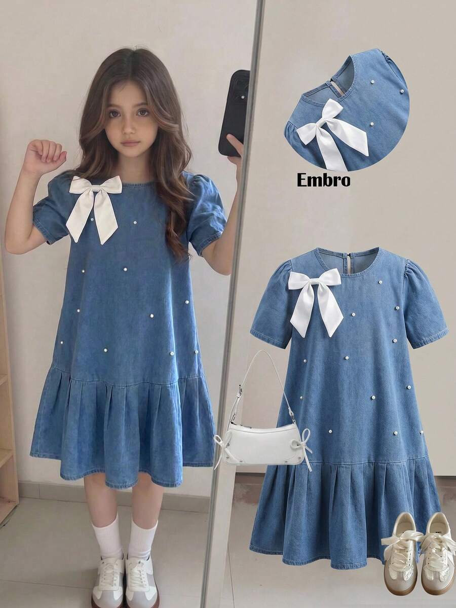 SHEIN Vestido de mezclilla corto de manga corta para niña preadolescente, estilo Y2K vintage cool, diseño versátil mix and match, elegante y lindo, con lazo decorativo en el bajo y plisado, ropa de calle para homecoming, uso diario, verano, rave, festival y escuela, azul y blanco - Azul - Ver 1