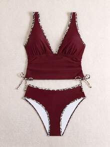 Oceva Bộ 2 món tankini nữ mùa hè phong cách tối giản đi biển, áo crop top nhún bèo phối viền màu trơn & họa tiết da báo, quần cạp cao phối viền màu trơn & họa tiết da báo dáng tam giác - Màu Đỏ Sâu - Xem 6