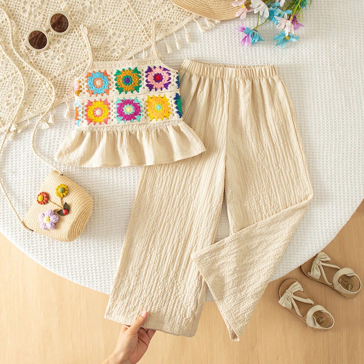 Conjunto informal de top de tirantes con volantes y estampado floral y pantalones para niña