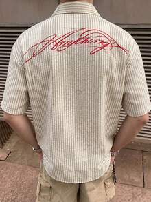 Manfinity Hypemode 男士舒适面料短袖衬衫，单口袋设计，背面印有大号字母，适合正式或休闲场合，如度假、用餐、办公、居家休闲等，百搭夏威夷风情，畅销透气衬衫 - 彩色 - 查看 2