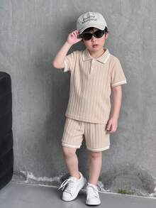 SHEIN Streecool Kids 2件組小男孩對比飾邊羅紋 Polo 衫與短褲休閒套裝 2 件套(4-7歲)，針織米色夏季運動套裝 - 杏色 - 查看 5