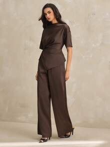SHEIN Tall 现代简约设计咖啡色套装：扭褶不对称下摆上衣，搭配飘逸的弹力腰阔腿裤。舒适的缎面面料，优雅的女士正装，适合多种场合，如家庭聚会、时尚活动、春夏度假、日夜装扮以及日常休闲穿着。 - 棕色 - 查看 1