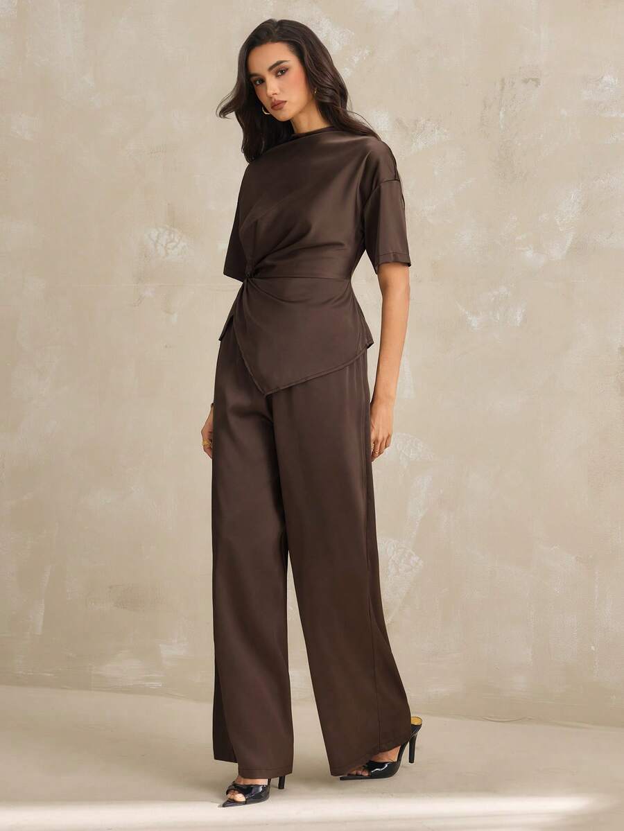 SHEIN Tall 现代简约设计咖啡色套装:扭褶不对称下摆上衣,搭配飘逸的弹力腰阔腿裤。舒适的缎面面料,优雅的女士正装,适合多种场合,如家庭聚会、时尚活动、春夏度假、日夜装扮以及日常休闲穿着。 - 棕色 - 查看 1