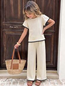 SHEIN Bộ đồ 2 món cho bé gái tuổi teen, áo màu trắng tinh với họa tiết sọc dọc, kiểu dáng thoải mái, tay phồng và viền bèo nhún màu đen tương phản, kết hợp với quần dài ống rộng cùng màu, thích hợp cho bữa ăn trưa hoặc những buổi hẹn hò thường ngày. - Màu be - Xem 4
