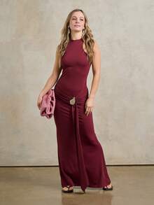 Rouah Nâng tầm phong cách dạ hội của bạn với chiếc đầm maxi cổ cao màu đỏ tía này, nổi bật với chi tiết kim loại vàng điêu khắc và những đường xếp ly hình tia nắng thanh lịch. Kiểu dáng không tay tinh tế và màu rượu vang đậm đà khiến nó trở thành lựa chọn tuyệt vời cho các bữa tiệc mùa hè trang trọng, những buổi tiệc hoàng hôn hoặc một đám cưới ngoài trời sang trọng. Được chế tác với điểm nhấn kim loại nổi bật và dải thắt lưng phía trước mềm mại, chiếc đầm này kết hợp nghệ thuật hiện đại với vẻ quyến rũ theo mùa, đảm bảo bạn sẽ nổi bật tại mọi sự kiện mùa hè cao cấp năm nay. - Màu Đỏ Sâu - Xem 7