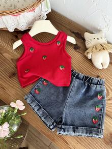 SHEIN 女婴0-3岁两件套夏秋季休闲可爱街头风外出服，无袖草莓装饰上衣+短牛仔裤 - 紅色 - 查看 3