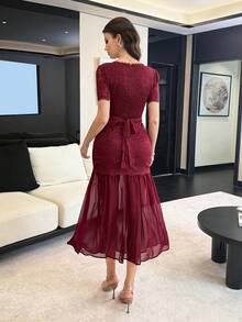 Modelyn Đầm midi dáng ôm, cổ vuông, chất liệu ren dệt kim, phối ren, eo xếp ly, thanh lịch dành cho nữ. - Màu Đỏ Sâu - Xem 2