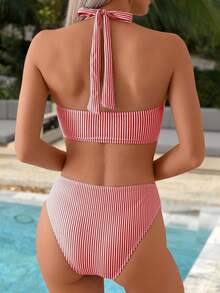 Swim Mod Costume da bagno a due pezzi da donna per la primavera e l'estate, con top a fascia a righe rosse e bianche con stampa casuale e incrocio sulla schiena, e slip bikini con patchwork - Rosso e Bianco - Visualizzare 2