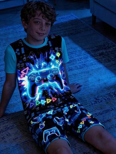 SHEIN Bộ đồ ngủ 2 món ôm sát dành cho bé trai tuổi teen - Áo tay ngắn cổ tròn in hình tay cầm chơi game neon và quần short, chất liệu mềm mại và thân thiện với da.