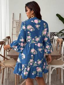 SHEIN VCAY 大码女式假日休闲仿牛仔印花V领泡泡袖腰部A字浪漫短裙 - 藍色 - 查看 2