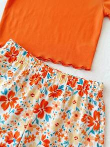 少女碎花T恤短裤套装，休闲度假风，圆领短袖针织罗纹T恤搭配印花短裤，适合日常穿着和海滩度假。 - 橘色 - 查看 3