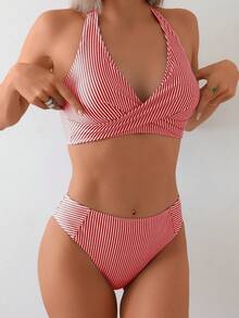 Swim Mod Costume da bagno a due pezzi da donna per la primavera e l'estate, con top a fascia a righe rosse e bianche con stampa casuale e incrocio sulla schiena, e slip bikini con patchwork - Rosso e Bianco - Visualizzare 4