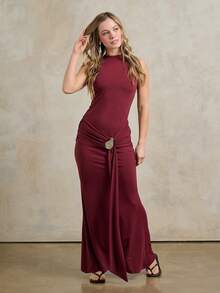 Rouah Nâng tầm phong cách dạ hội của bạn với chiếc đầm maxi cổ cao màu đỏ tía này, nổi bật với chi tiết kim loại vàng điêu khắc và những đường xếp ly hình tia nắng thanh lịch. Kiểu dáng không tay tinh tế và màu rượu vang đậm đà khiến nó trở thành lựa chọn tuyệt vời cho các bữa tiệc mùa hè trang trọng, những buổi tiệc hoàng hôn hoặc một đám cưới ngoài trời sang trọng. Được chế tác với điểm nhấn kim loại nổi bật và dải thắt lưng phía trước mềm mại, chiếc đầm này kết hợp nghệ thuật hiện đại với vẻ quyến rũ theo mùa, đảm bảo bạn sẽ nổi bật tại mọi sự kiện mùa hè cao cấp năm nay. - Màu Đỏ Sâu - Xem 5
