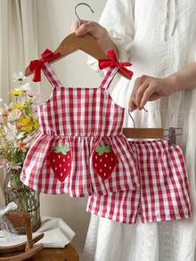 SHEIN Bộ đồ thường ngày cho bé gái gồm áo hai dây và quần short kẻ caro thêu hình dâu tây. - Đỏ - Xem 1