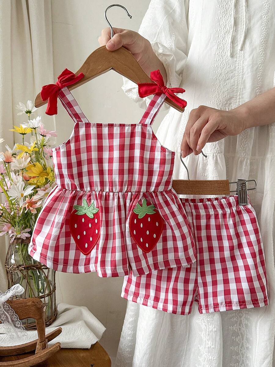 SHEIN Bộ đồ thường ngày cho bé gái gồm áo hai dây và quần short kẻ caro thêu hình dâu tây. - Đỏ - Xem 1