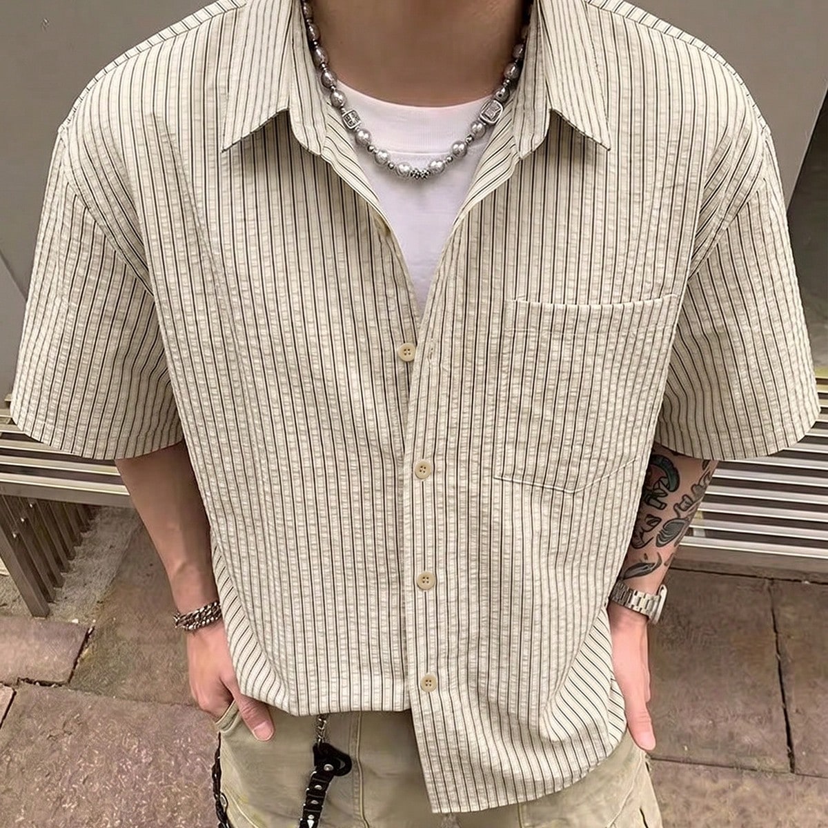 Camisa de manga corta con bolsillo único, con gran estampado de letra en la espalda, adecuada para ocasiones formales o casuales, vacaciones, cena, o