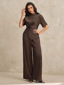SHEIN Tall 现代简约设计咖啡色套装：扭褶不对称下摆上衣，搭配飘逸的弹力腰阔腿裤。舒适的缎面面料，优雅的女士正装，适合多种场合，如家庭聚会、时尚活动、春夏度假、日夜装扮以及日常休闲穿着。 - 棕色 - 查看 7