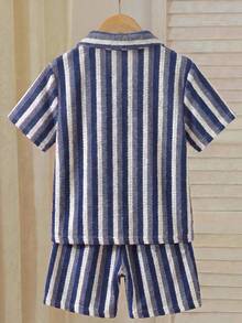 SHEIN Bộ 3 món áo thun ngắn tay và quần short dệt kim kẻ sọc dọc cho bé trai, chất liệu vải pha, thân thiện với da và thoáng khí. Áo có thiết kế kẻ sọc dọc nhiều màu với cổ áo nhỏ và tay ngắn; quần short có chun co giãn. Phong cách thường ngày năng động, phù hợp cho mặc hàng ngày, đi nhà trẻ, đi biển, v.v. Có thể mặc cả bộ hoặc riêng lẻ, tạo nên một bộ trang phục trẻ em năng động và tươi tắn, một bộ đồ thời trang cho năm học mới. - Màu xanh lam - Xem 2