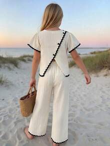 SHEIN Bộ đồ 2 món cho bé gái tuổi teen, áo màu trắng tinh với họa tiết sọc dọc, kiểu dáng thoải mái, tay phồng và viền bèo nhún màu đen tương phản, kết hợp với quần dài ống rộng cùng màu, thích hợp cho bữa ăn trưa hoặc những buổi hẹn hò thường ngày. - Màu be - Xem 1