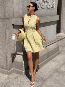 Siren Gaze Vestido elegante y chic de color amarillo con textura de jacquard floral, cuello alto sin mangas, mini vestido para verano e invierno, atuendos de viaje, estilo influyente, fiesta - Amarillo claro - Ver 8
