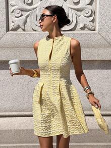 Siren Gaze Vestido elegante y chic de color amarillo con textura de jacquard floral, cuello alto sin mangas, mini vestido para verano e invierno, atuendos de viaje, estilo influyente, fiesta - Amarillo claro - Ver 10