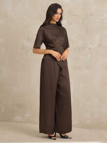 SHEIN Tall 现代简约设计咖啡色套装：扭褶不对称下摆上衣，搭配飘逸的弹力腰阔腿裤。舒适的缎面面料，优雅的女士正装，适合多种场合，如家庭聚会、时尚活动、春夏度假、日夜装扮以及日常休闲穿着。 - 棕色 - 查看 6