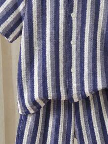 SHEIN Bộ 3 món áo thun ngắn tay và quần short dệt kim kẻ sọc dọc cho bé trai, chất liệu vải pha, thân thiện với da và thoáng khí. Áo có thiết kế kẻ sọc dọc nhiều màu với cổ áo nhỏ và tay ngắn; quần short có chun co giãn. Phong cách thường ngày năng động, phù hợp cho mặc hàng ngày, đi nhà trẻ, đi biển, v.v. Có thể mặc cả bộ hoặc riêng lẻ, tạo nên một bộ trang phục trẻ em năng động và tươi tắn, một bộ đồ thời trang cho năm học mới. - Màu xanh lam - Xem 3