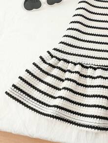 SHEIN Elladie kids Vestido de verano con tirantes finos, estilo coreano, con lazo y textura a rayas, para niñas, un atuendo dulce y perfecto para vacaciones - Blanco y Negro - Ver 5