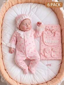 SHEIN Bộ quà tặng 6 món cho bé gái sơ sinh | Phong cách dễ thương màu hồng ngọt ngào + Họa tiết nơ và viền ren | Áo liền quần dài tay + Mũ + Yếm + Băng đô nơ + Găng tay + Chăn quấn | Vải dệt kim thoáng khí | Mùa xuân & hè - Màu Hồng baby - Xem 1