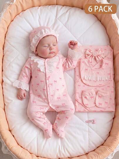 SHEIN Bộ quà tặng 6 món cho bé gái sơ sinh | Phong cách dễ thương màu hồng ngọt ngào + Họa tiết nơ và viền ren | Áo liền quần dài tay + Mũ + Yếm + Băng đô nơ + Găng tay + Chăn quấn | Vải dệt kim thoáng khí | Mùa xuân & hè