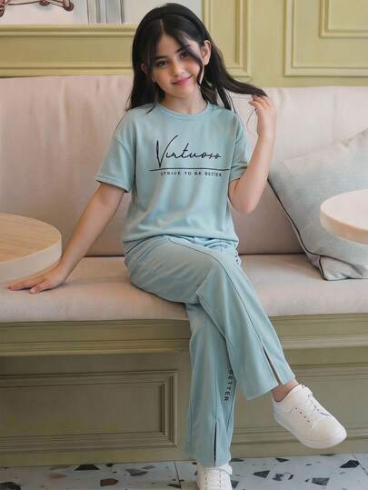 SHEIN 2件套 女童及幼儿女童休闲绿色亲子装，夏季标语印花落肩T恤和休闲裤两件套，休闲运动套装两件套，适合散步/运动/返校及日常休闲穿着，休闲套装，非常适合春秋季的休闲日常穿着及上学穿着，母女装，姐妹装。绿色