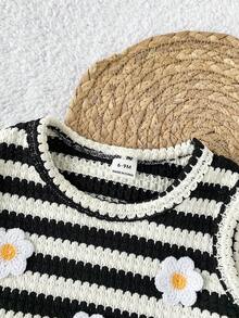 SHEIN 这款女童夏季两件套，米色柚木纹提花圆领背心上衣搭配短裤，清新森林主题，田园牧歌般温柔简约，休闲舒适。面料采用柚木纹编织纹理，厚度适中，版型合身。服装上点缀着黄色、绿色和粉色的立体钩针花朵，适合日常外出、野餐、休闲放松、上下学通勤以及拍照打卡等各种场合。 - 黑色 - 查看 4