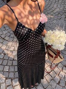 Sunnyshic Robe maxi à col en V avec bretelles spaghetti, dos nu, taille cintrée et imprimé à pois en tricot noir avec décoration florale 3D rose. Robe d'été, de plage, de pays, élégante et douce, polyvalente pour les femmes - Noir - Voir 4